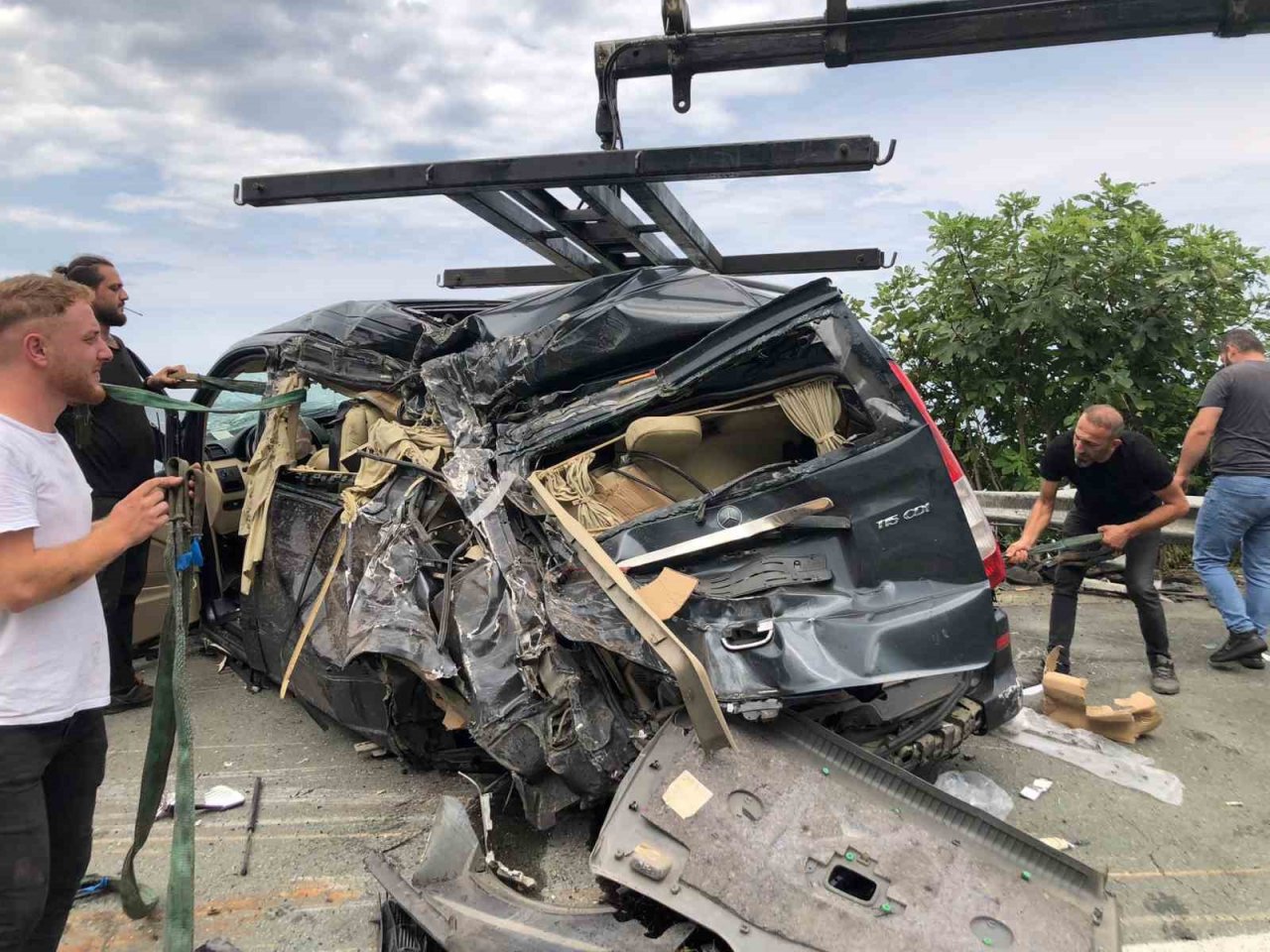 Rize’de odun yüklü tır yola devrildi: 2 yaralı