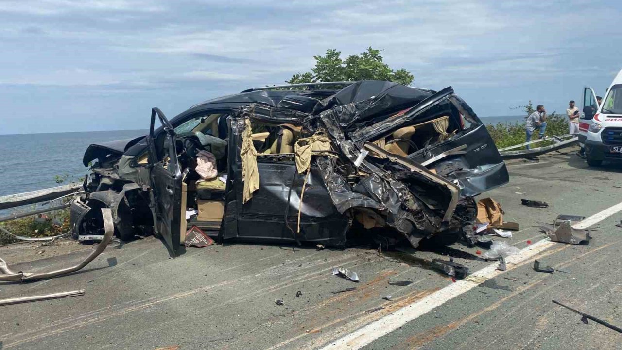 Rize’de odun yüklü tır yola devrildi: 2 yaralı