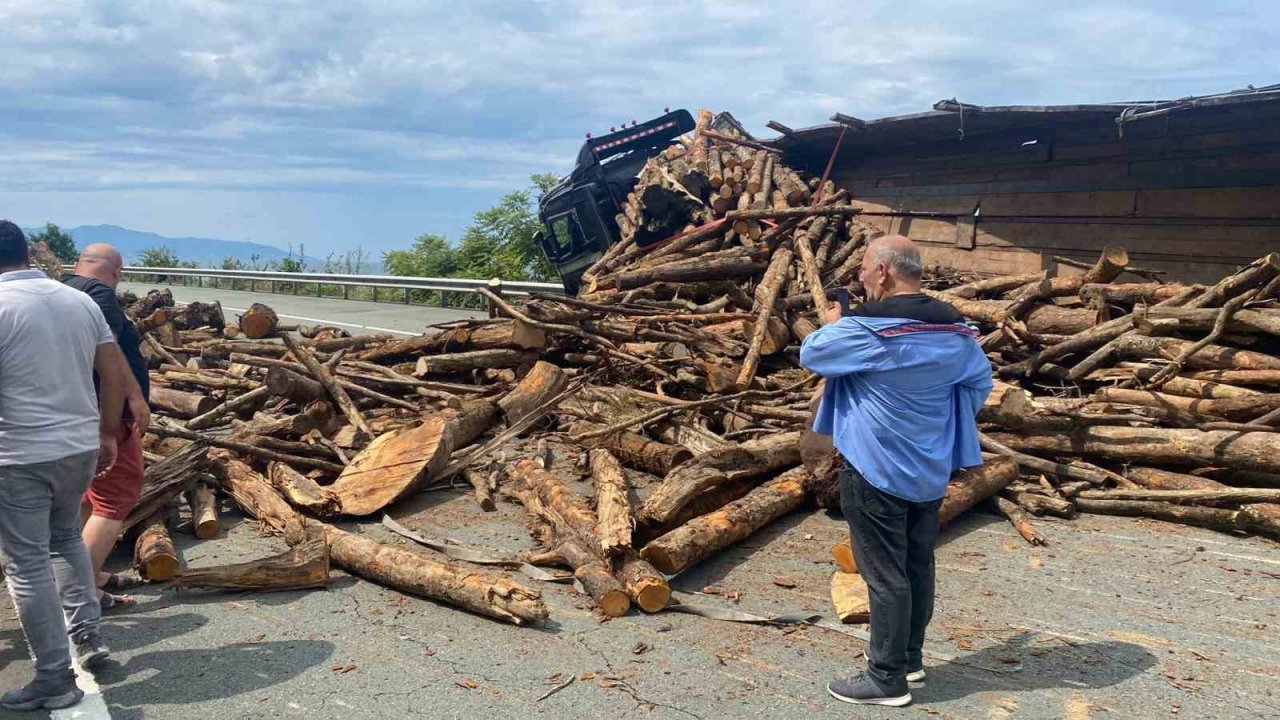 Rize’de odun yüklü tır yola devrildi: 2 yaralı
