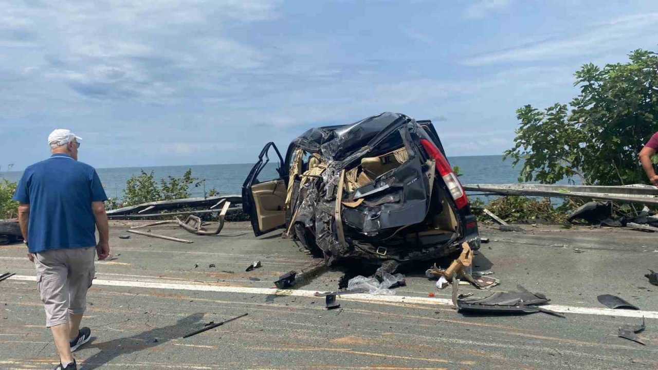 Rize’de odun yüklü tır yola devrildi: 2 yaralı
