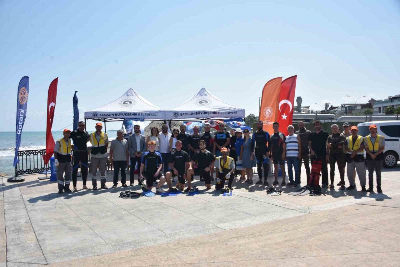Denizde çöp toplama etkinliği: Türk bayrağı açtılar