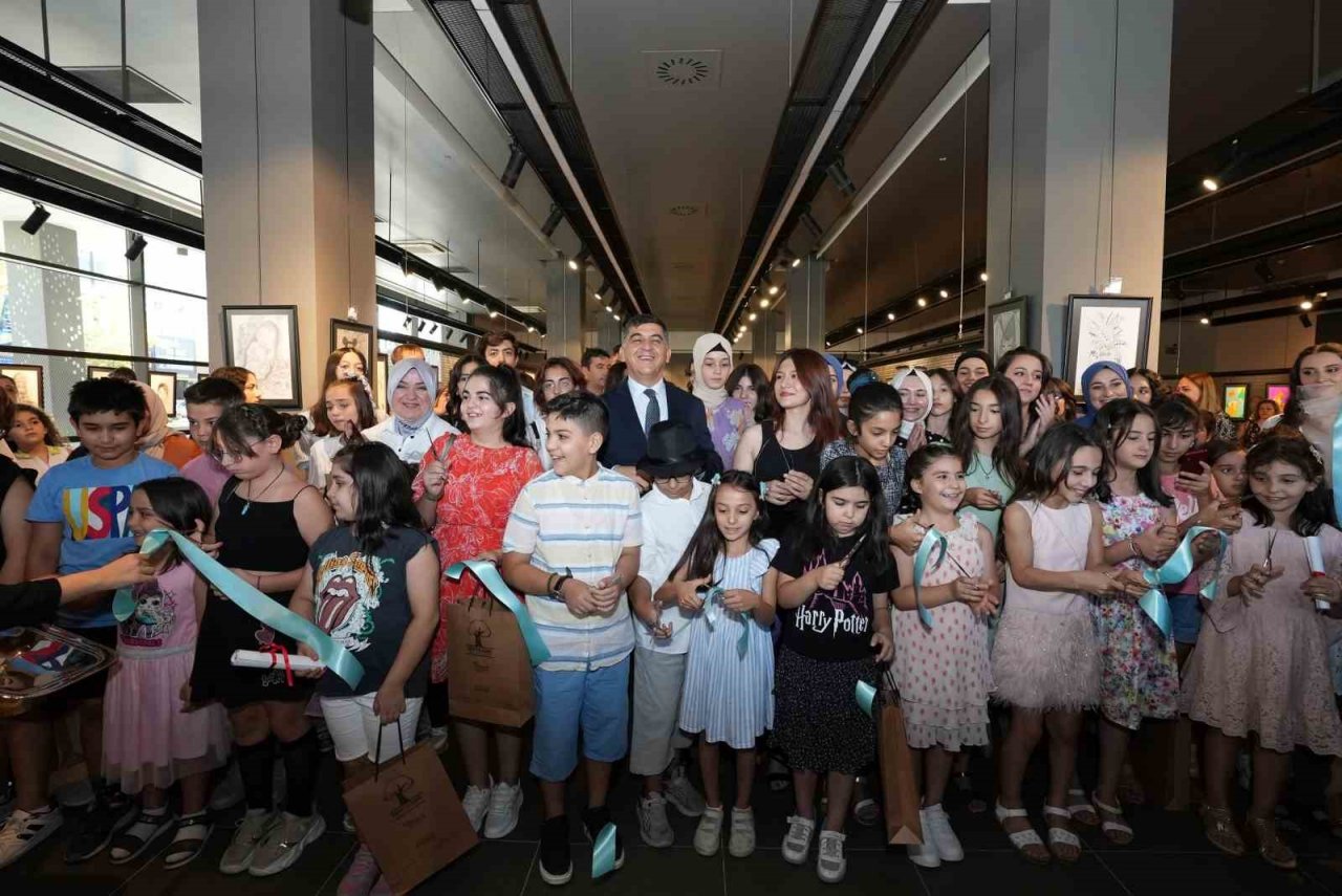 Yaz sanat akademisi dönem sonu resim sergisi açıldı