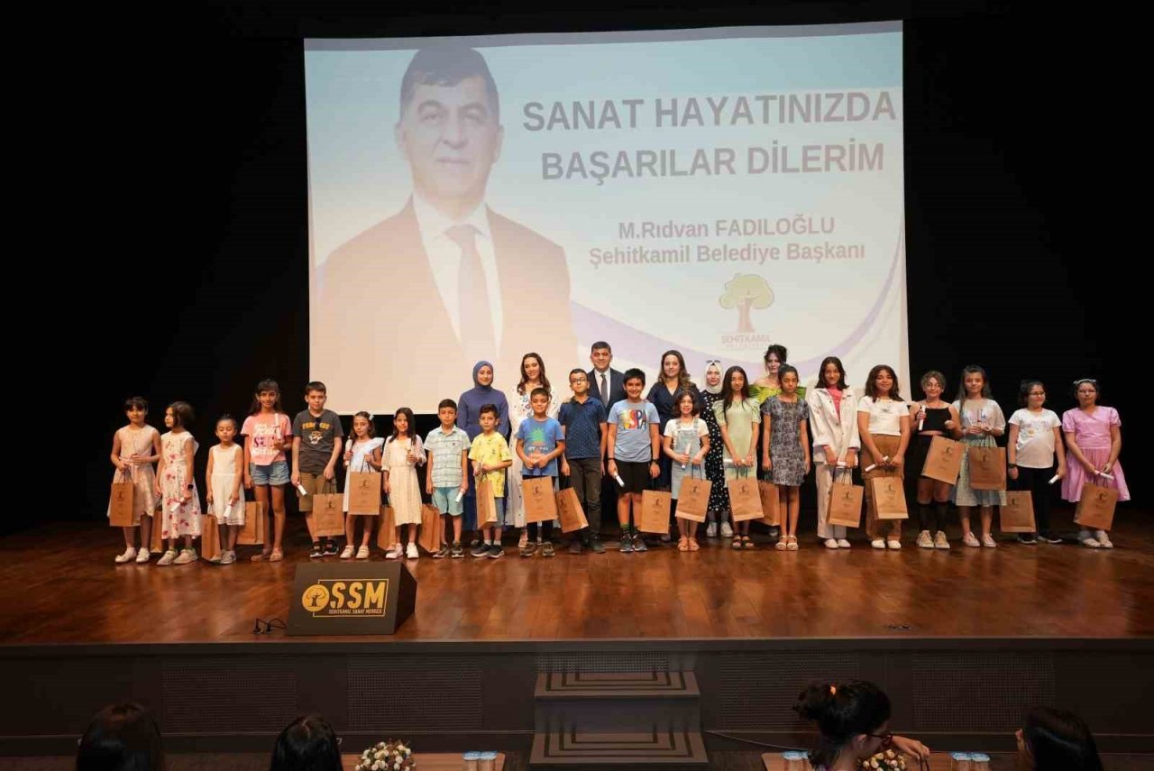 Yaz sanat akademisi dönem sonu resim sergisi açıldı