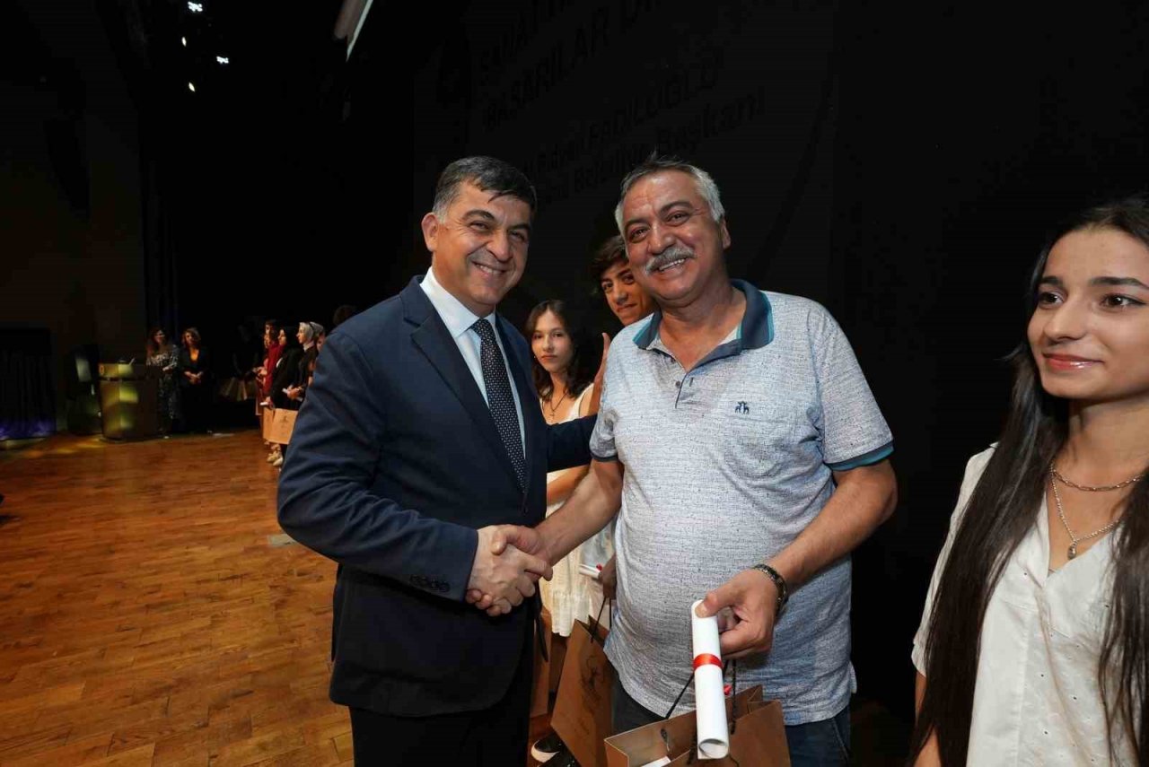 Yaz sanat akademisi dönem sonu resim sergisi açıldı