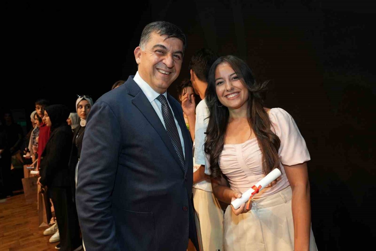 Yaz sanat akademisi dönem sonu resim sergisi açıldı