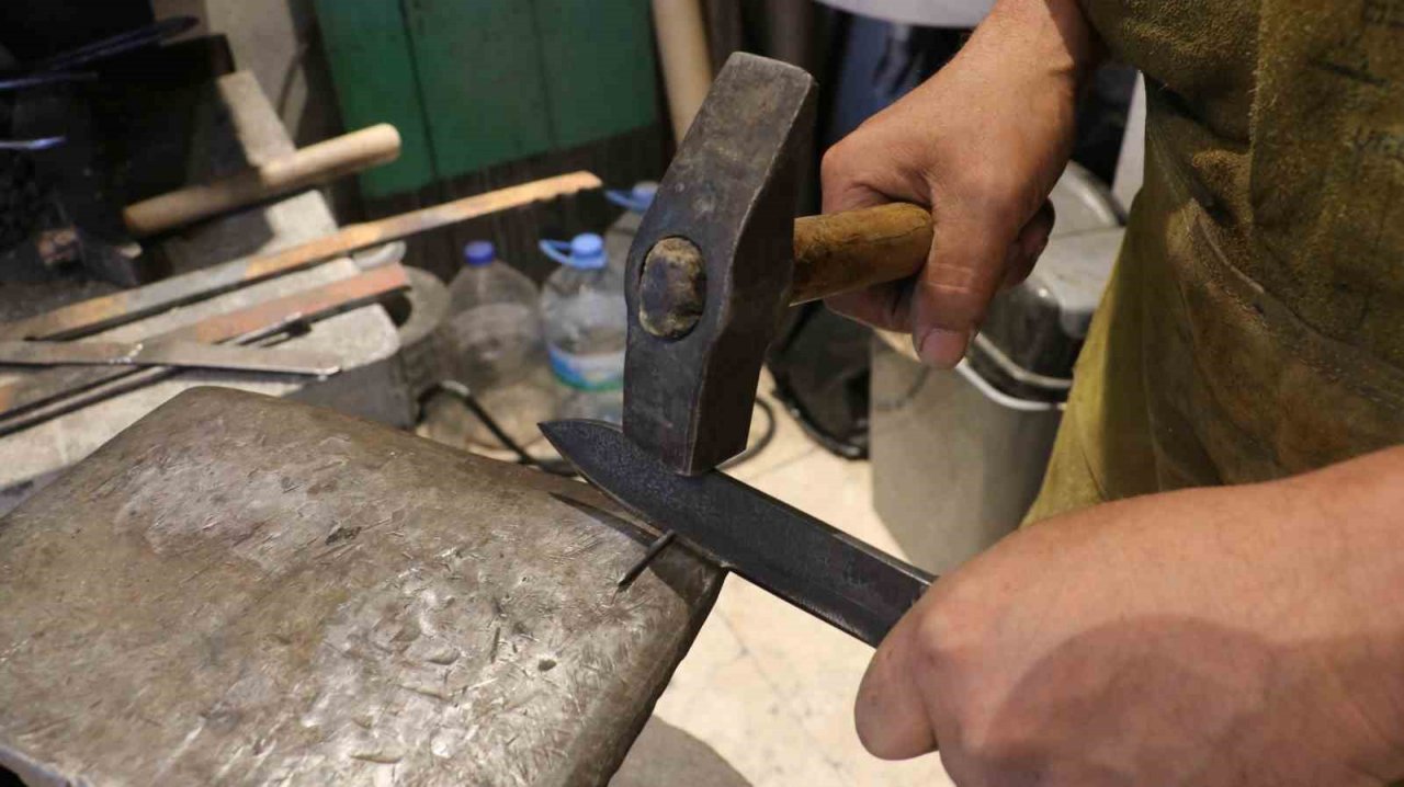 İnşaat çivisini kesip ağzı hiç bozulmadan kağıdı da kesebiliyor