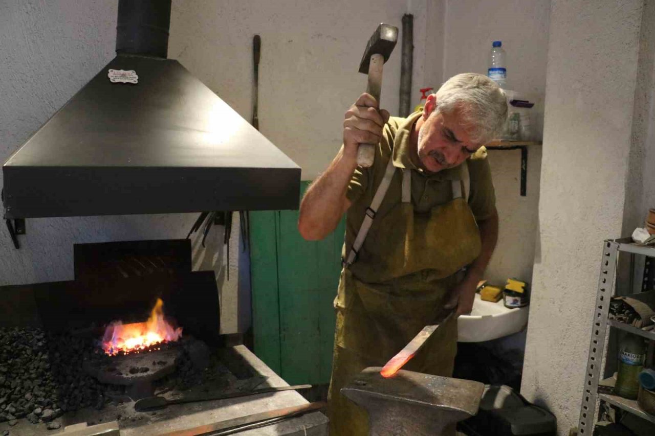 İnşaat çivisini kesip ağzı hiç bozulmadan kağıdı da kesebiliyor