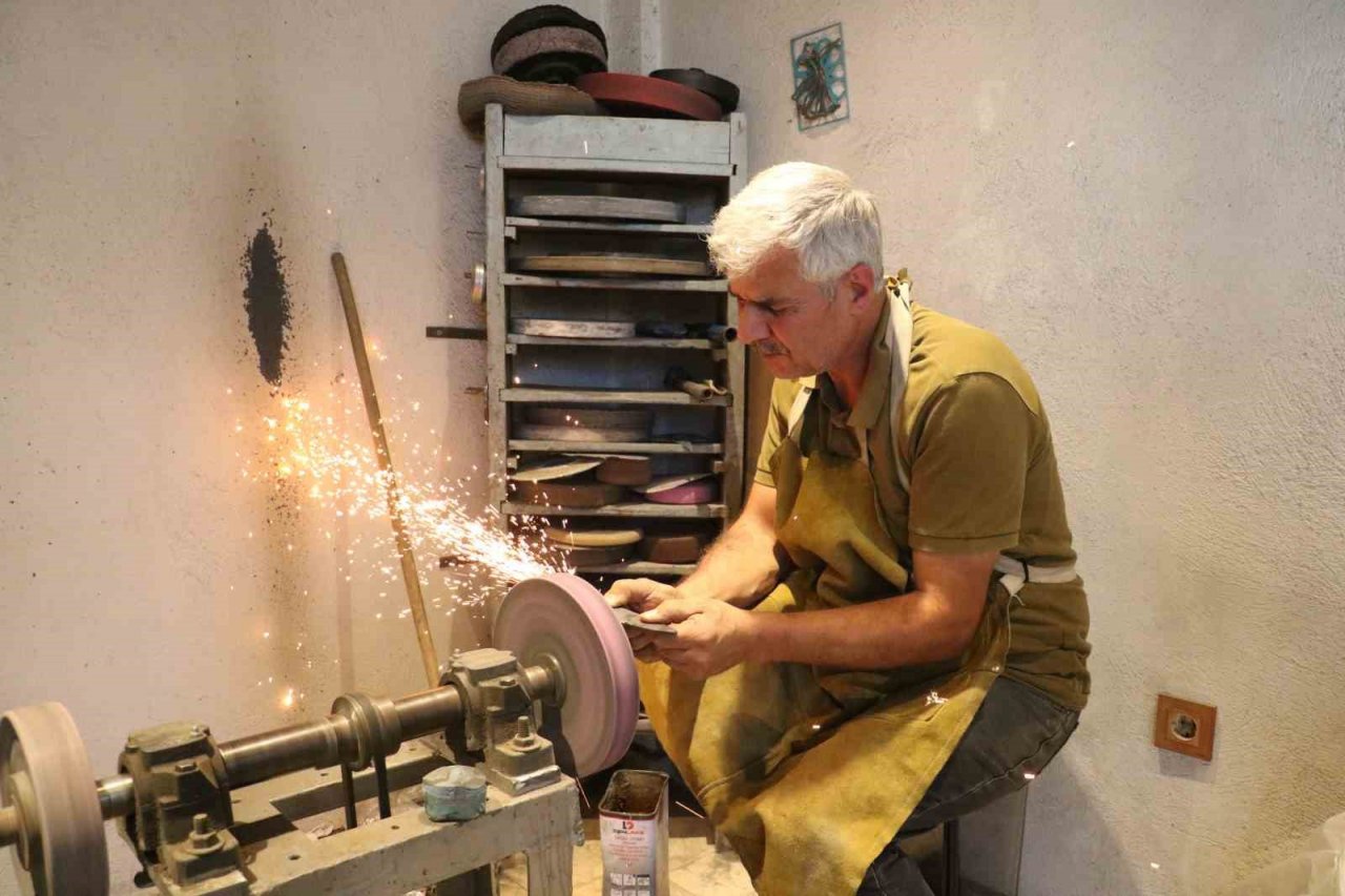 İnşaat çivisini kesip ağzı hiç bozulmadan kağıdı da kesebiliyor