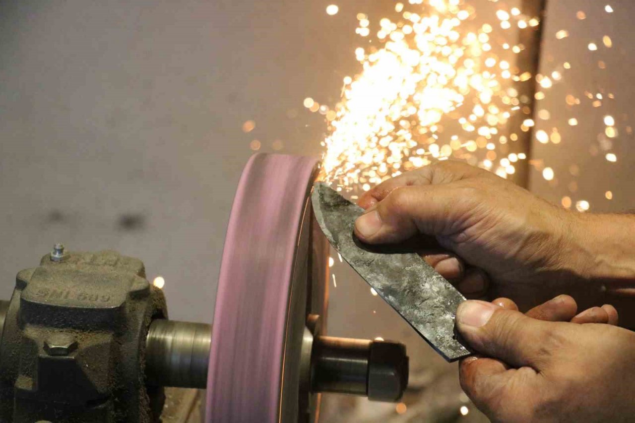 İnşaat çivisini kesip ağzı hiç bozulmadan kağıdı da kesebiliyor