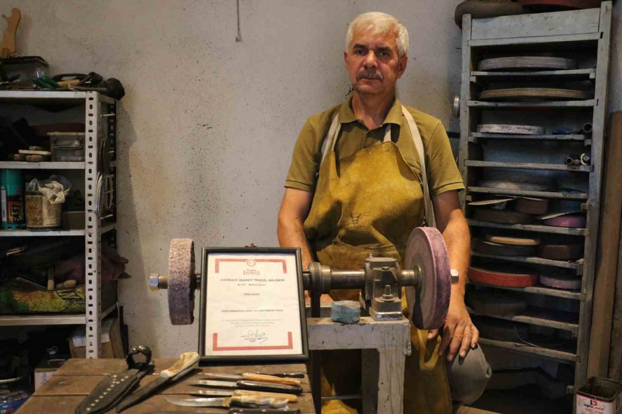 İnşaat çivisini kesip ağzı hiç bozulmadan kağıdı da kesebiliyor