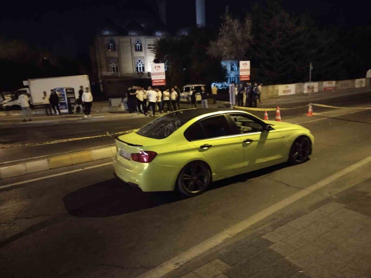 Sultanbeyli’de borç kavgası: Aracını kurşunlayıp darp ettiler