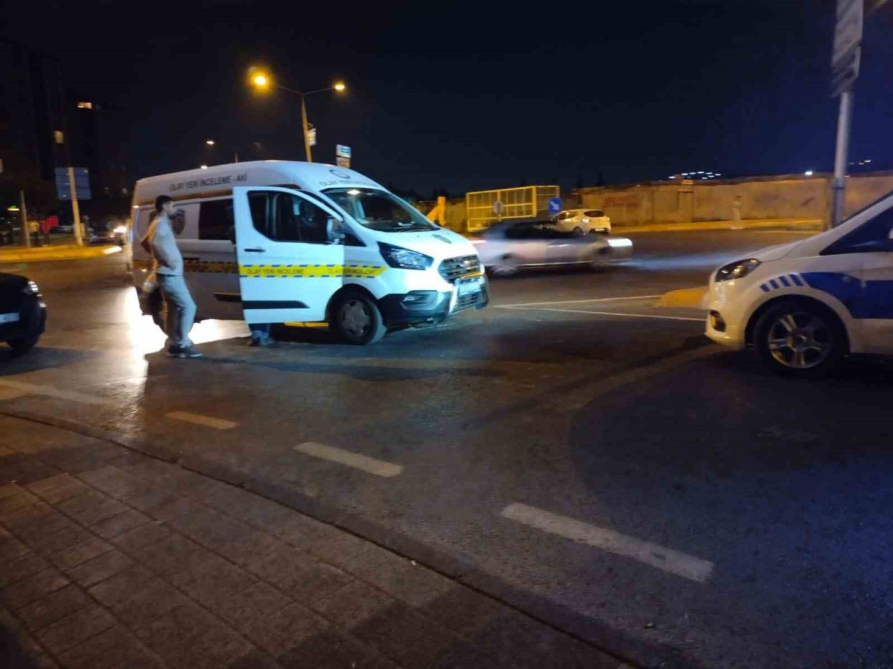 Sultanbeyli’de borç kavgası: Aracını kurşunlayıp darp ettiler