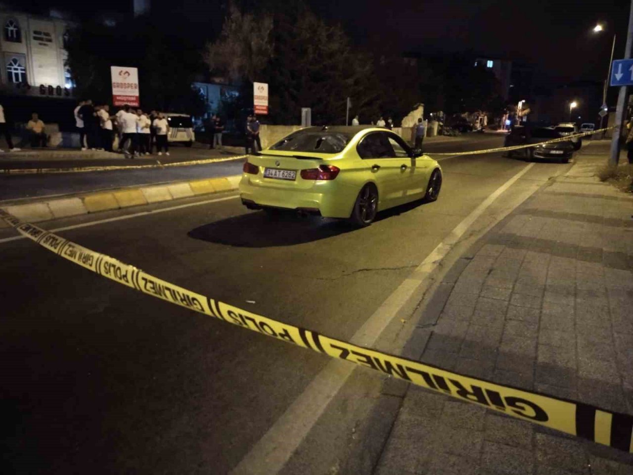 Sultanbeyli’de borç kavgası: Aracını kurşunlayıp darp ettiler