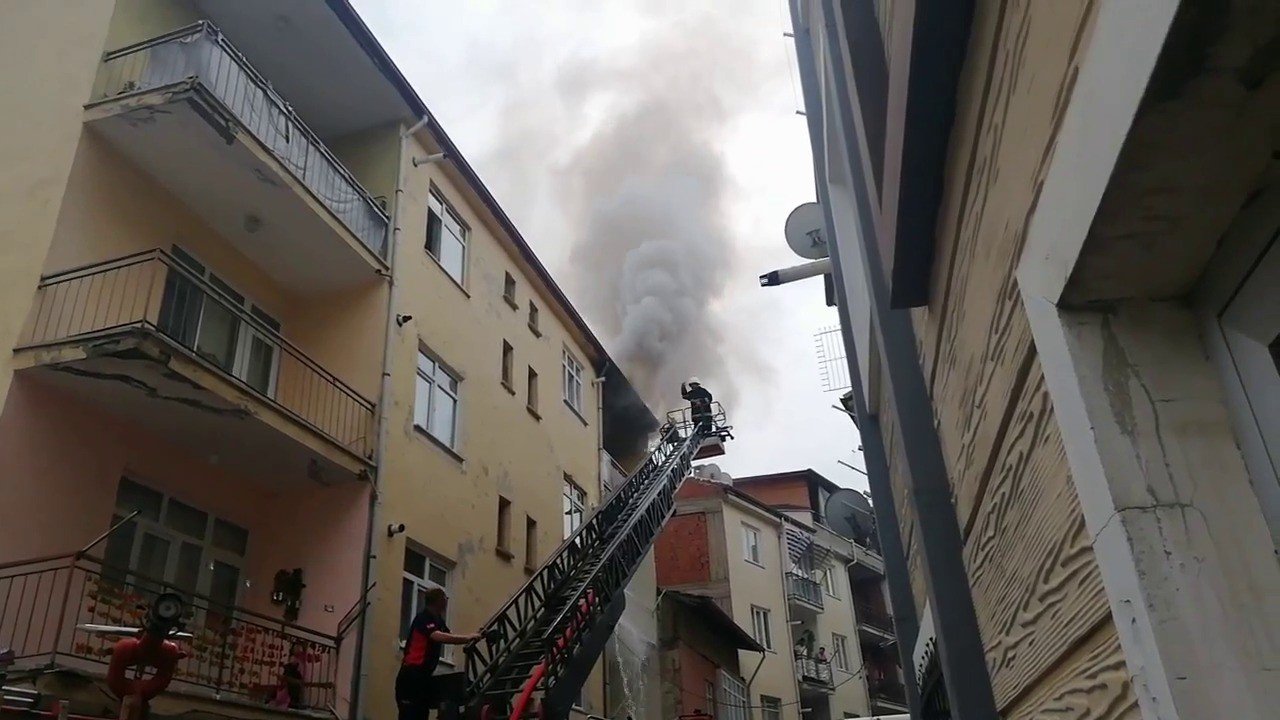 Apartman dairesinde çıkan yangın maddi hasara neden oldu