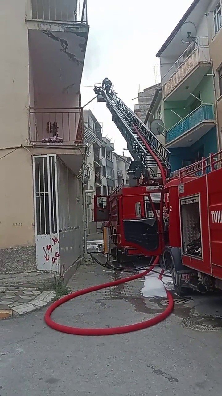 Apartman dairesinde çıkan yangın maddi hasara neden oldu