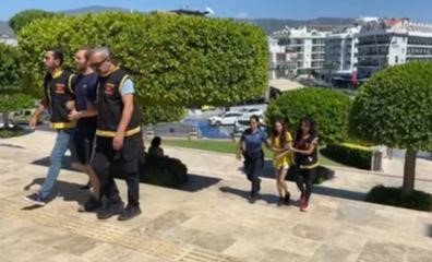 Kredi kartından alışveriş, hırsız turistleri yakalattı