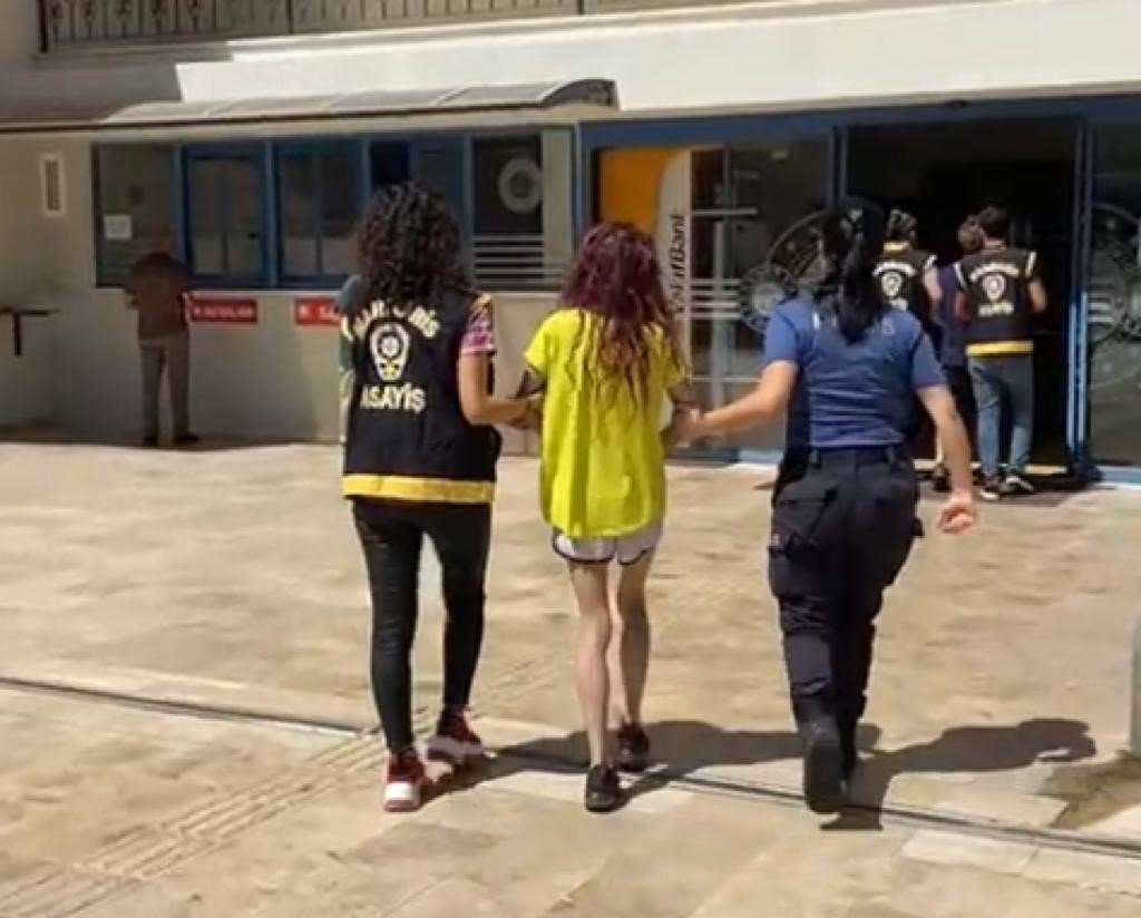 Kredi kartından alışveriş, hırsız turistleri yakalattı