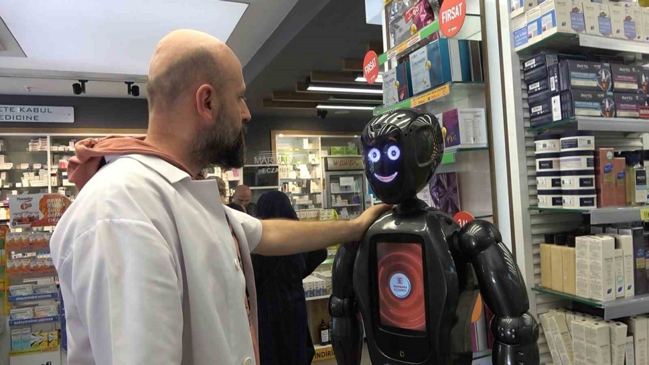 Türkiye’nin ilk yapay zekalı eczane teknisyeni robotu iş başı yaptı
