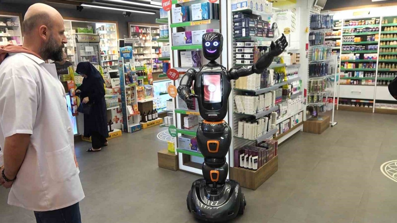 Türkiye’nin ilk yapay zekalı eczane teknisyeni robotu iş başı yaptı