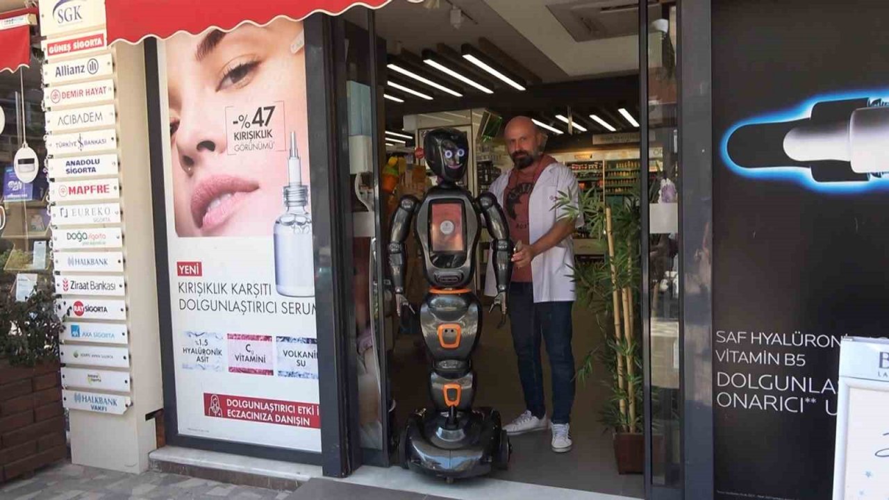 Türkiye’nin ilk yapay zekalı eczane teknisyeni robotu iş başı yaptı