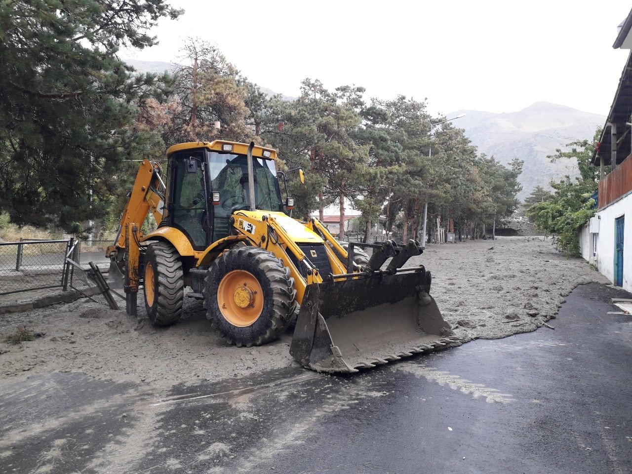 Üzümlü’de sel zarara yol açtı