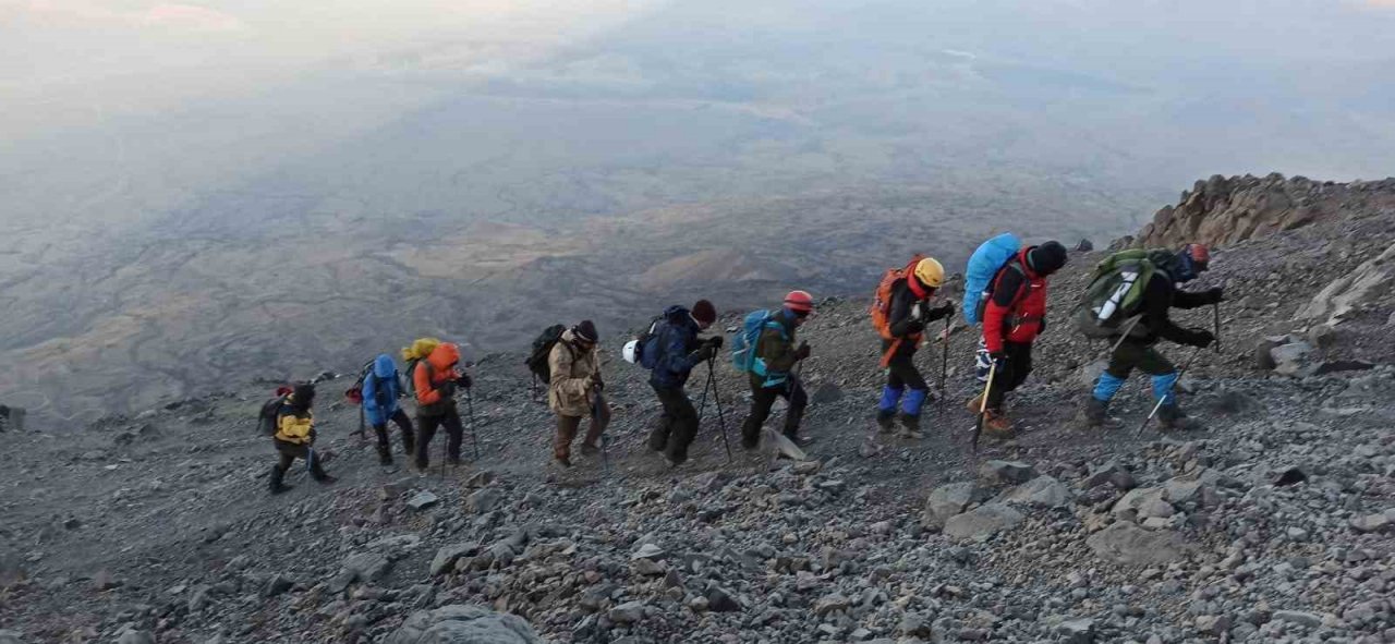 Vanlı dağcılar 11 günde 3 şehirde 3 zirve yaptı