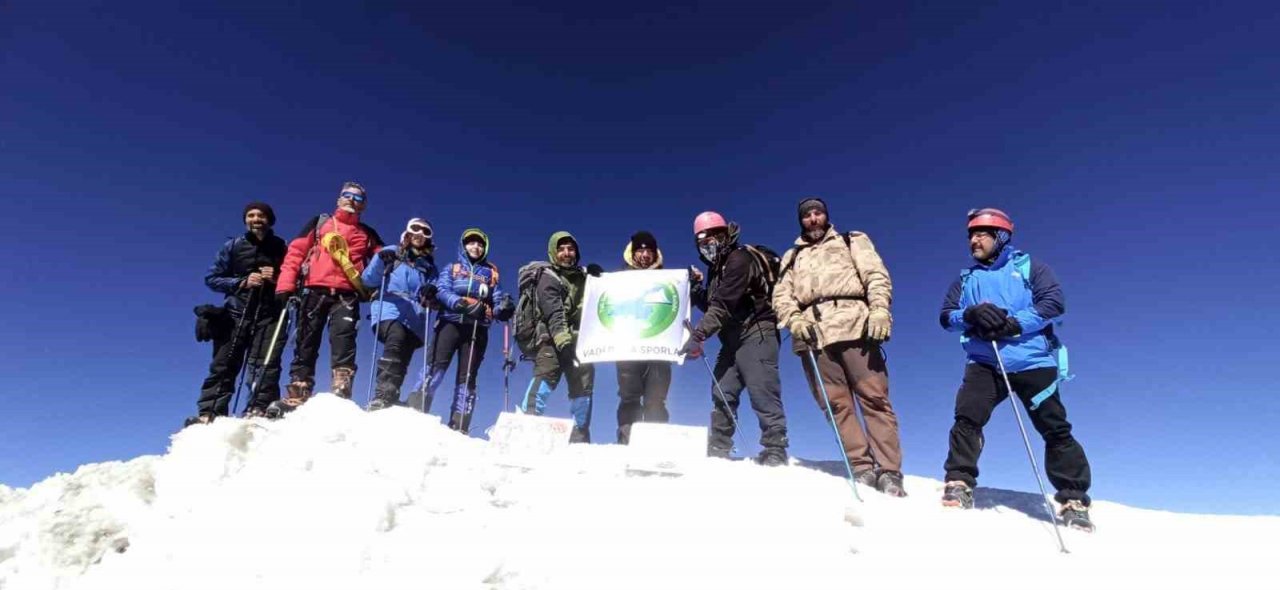 Vanlı dağcılar 11 günde 3 şehirde 3 zirve yaptı