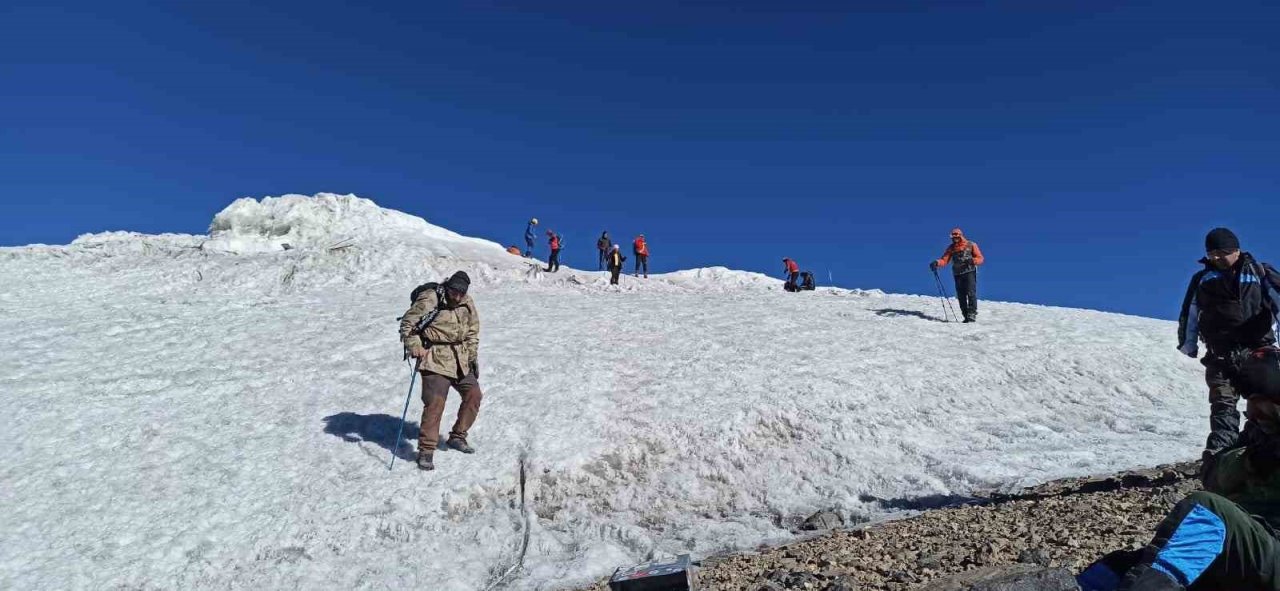 Vanlı dağcılar 11 günde 3 şehirde 3 zirve yaptı