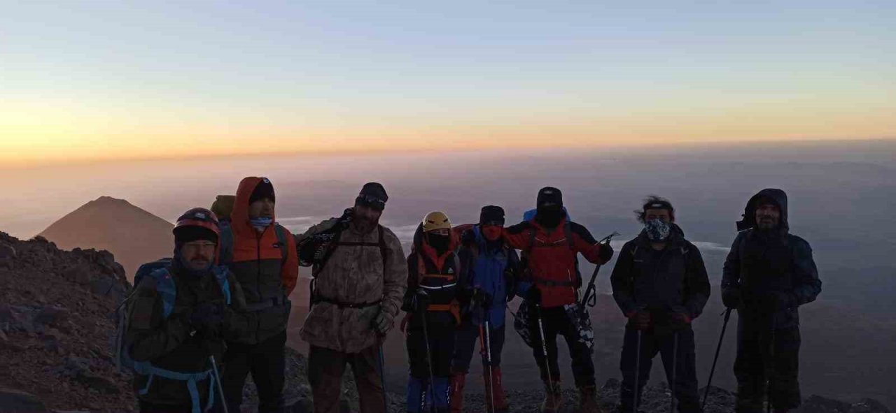 Vanlı dağcılar 11 günde 3 şehirde 3 zirve yaptı