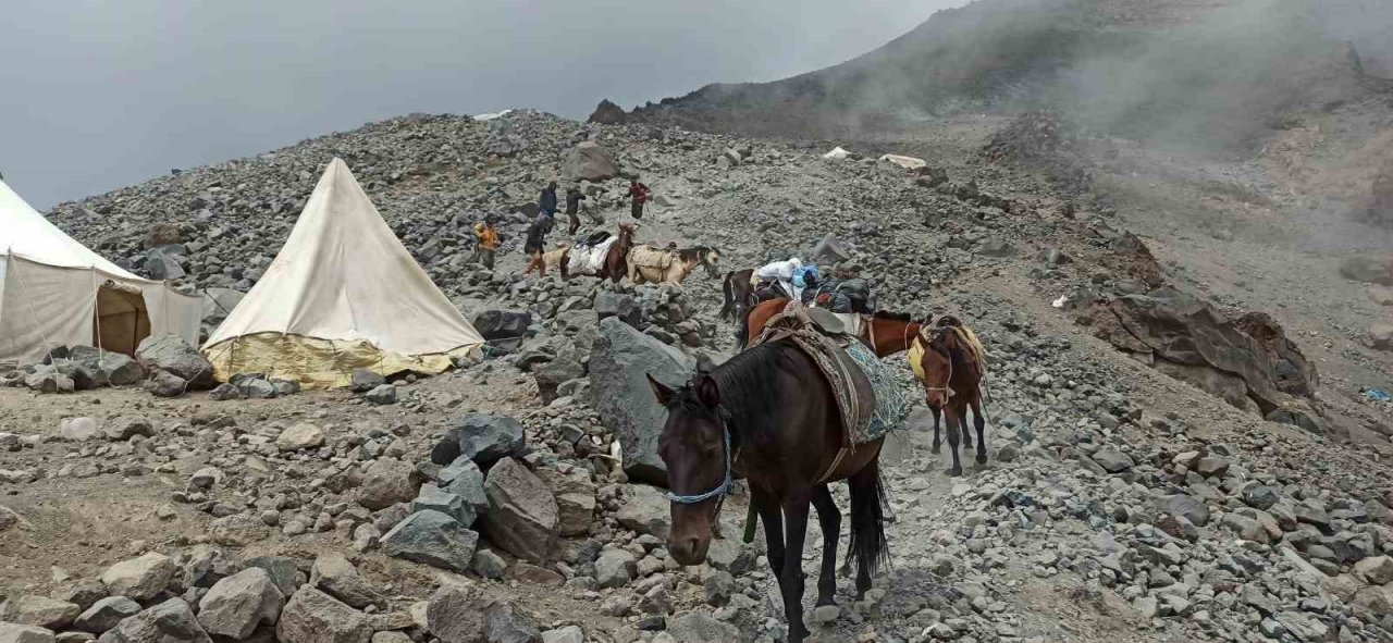 Vanlı dağcılar 11 günde 3 şehirde 3 zirve yaptı