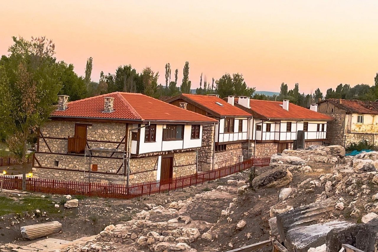 Vali Işın, Aizanoi Antik Kentinde incelemelerde bulundu