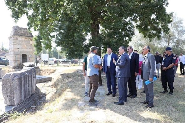 Vali Işın, Aizanoi Antik Kentinde incelemelerde bulundu