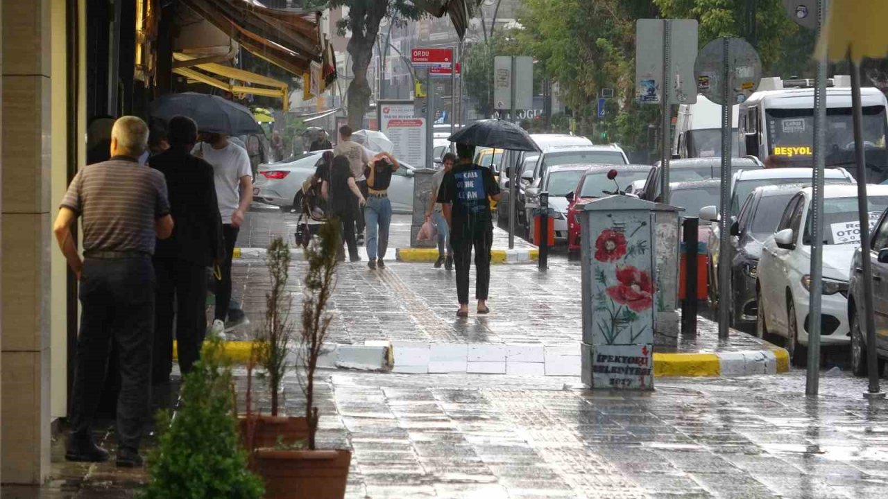 Van’da sağanak vatandaşı hazırlıksız yakaladı