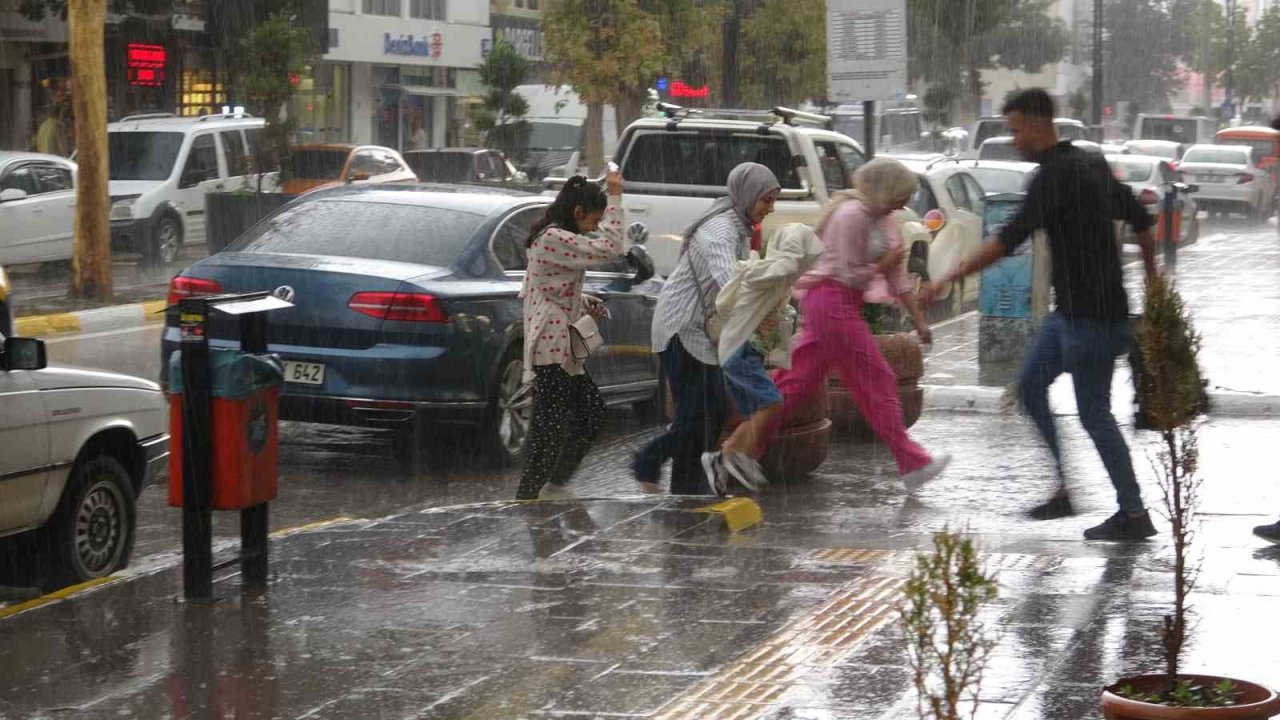 Van’da sağanak vatandaşı hazırlıksız yakaladı