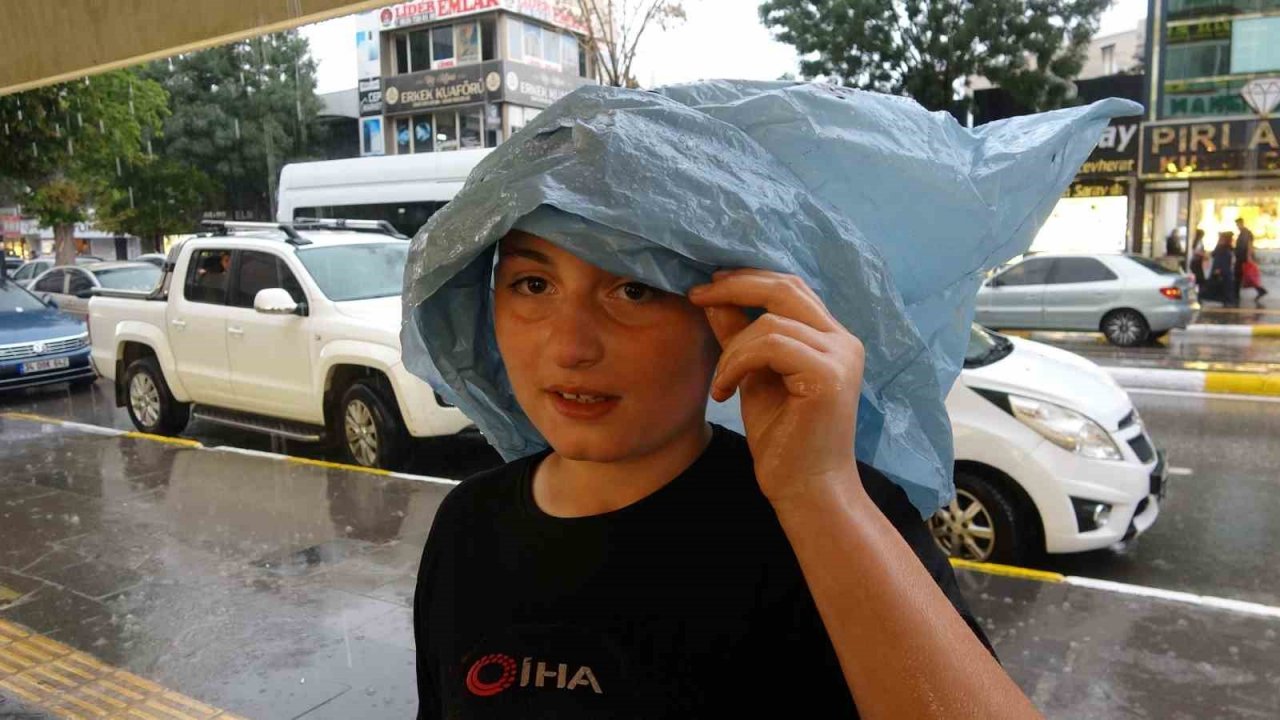 Van’da sağanak vatandaşı hazırlıksız yakaladı