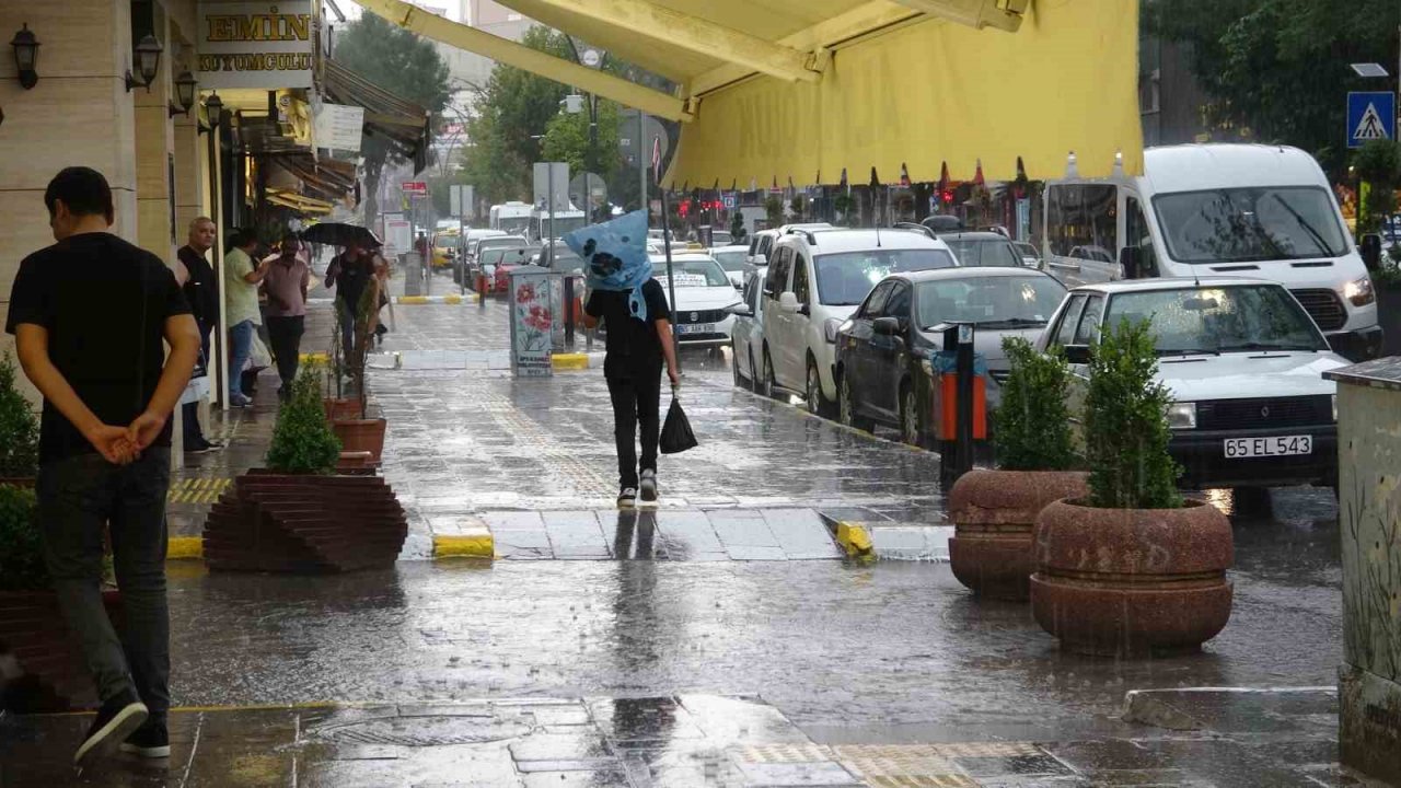 Van’da sağanak vatandaşı hazırlıksız yakaladı