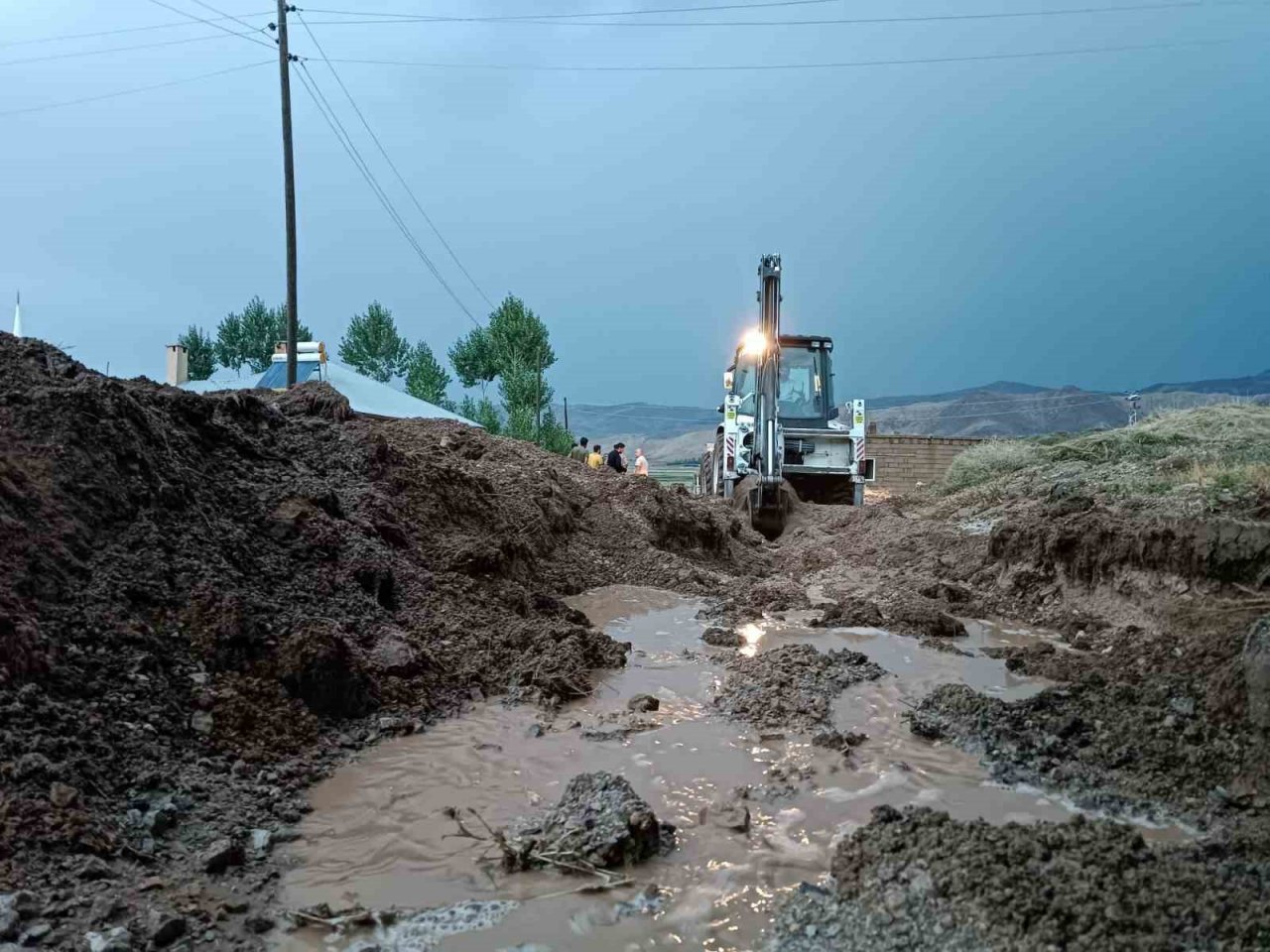 Van Gürpınar’da su baskınları