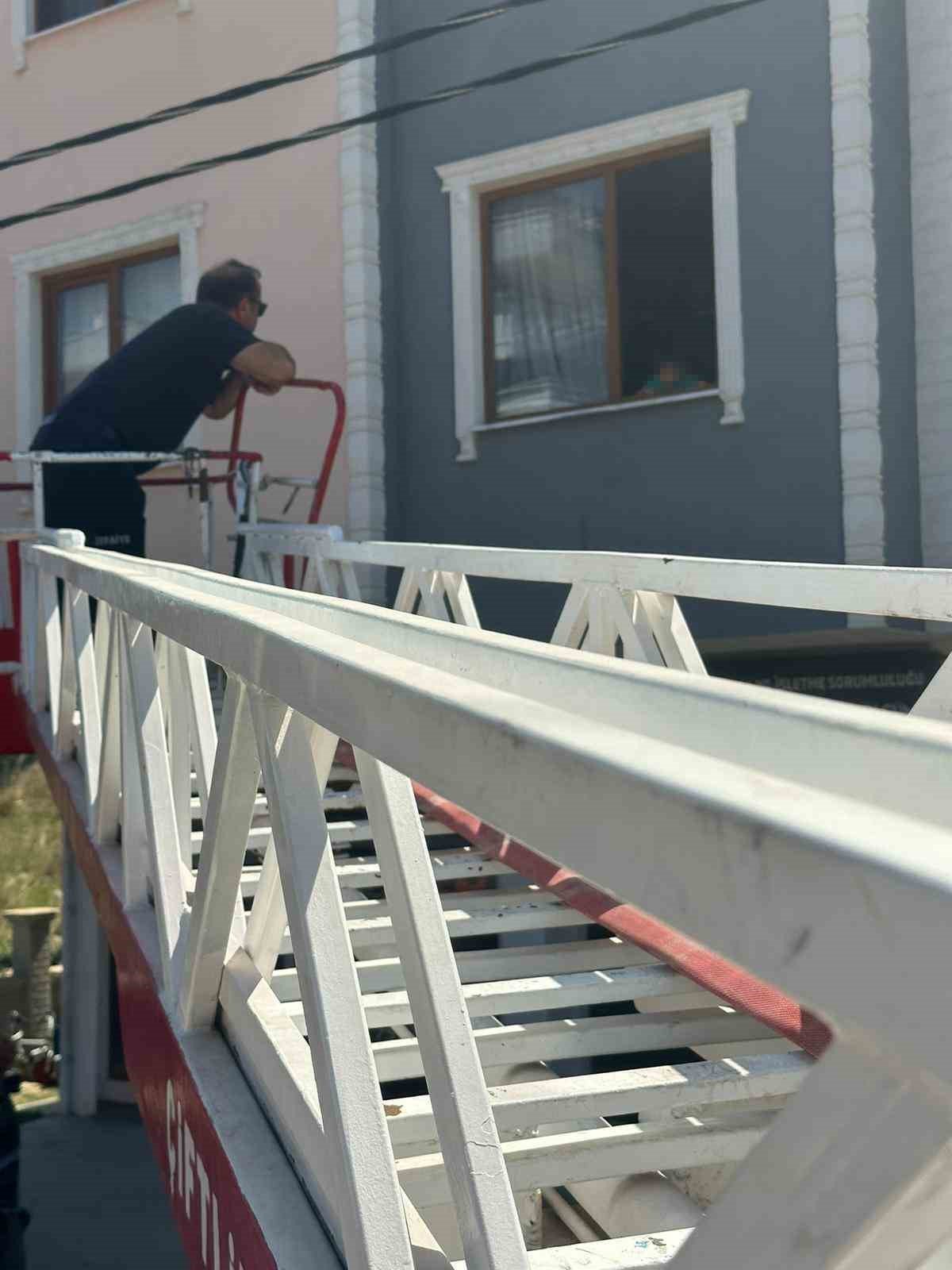Oyun oynarken odada kilitli kalan çocuğu itfaiye kurtardı