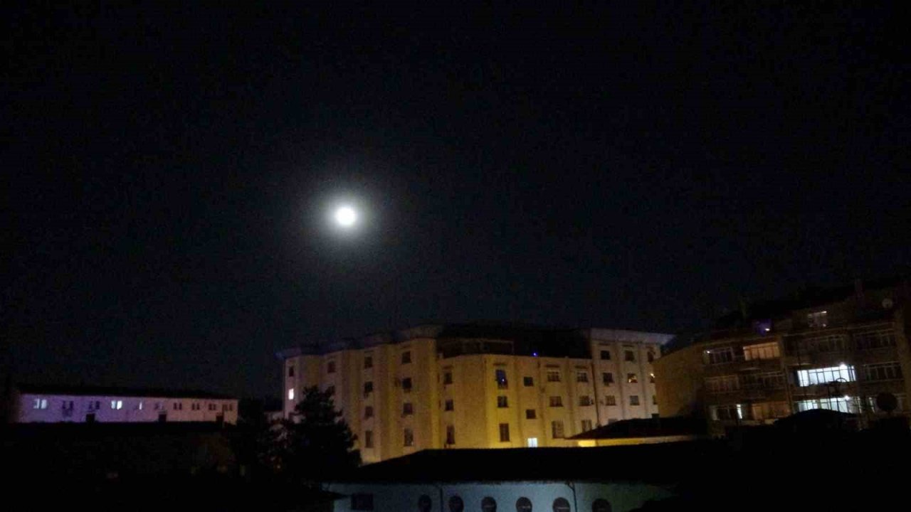 ‘Süper Ay’ Çankırı’da geceyi aydınlattı