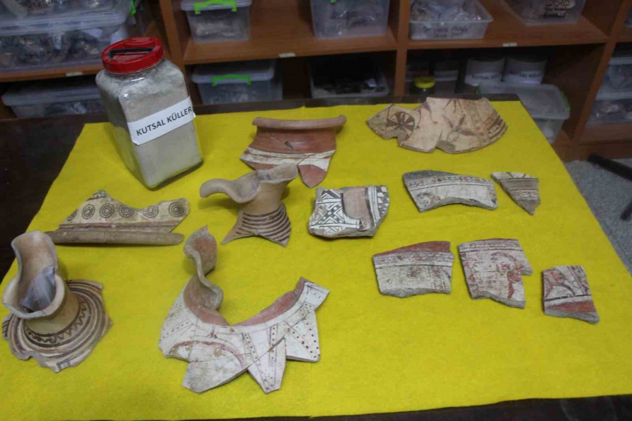 Oluz Höyük’te 2 binden fazla bulundu: Anadolu’nun en büyük boya bezemeli çanak, çömlek koleksiyonu