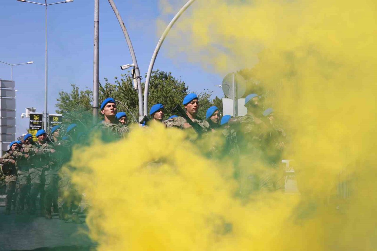 Bolu’da komandolar caddeyi inletti