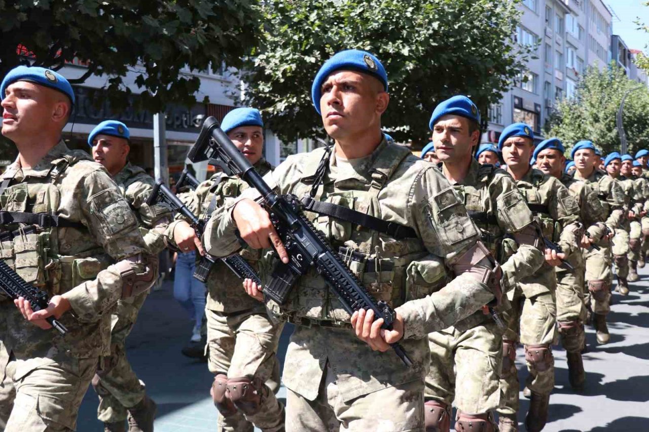 Bolu’da komandolar caddeyi inletti