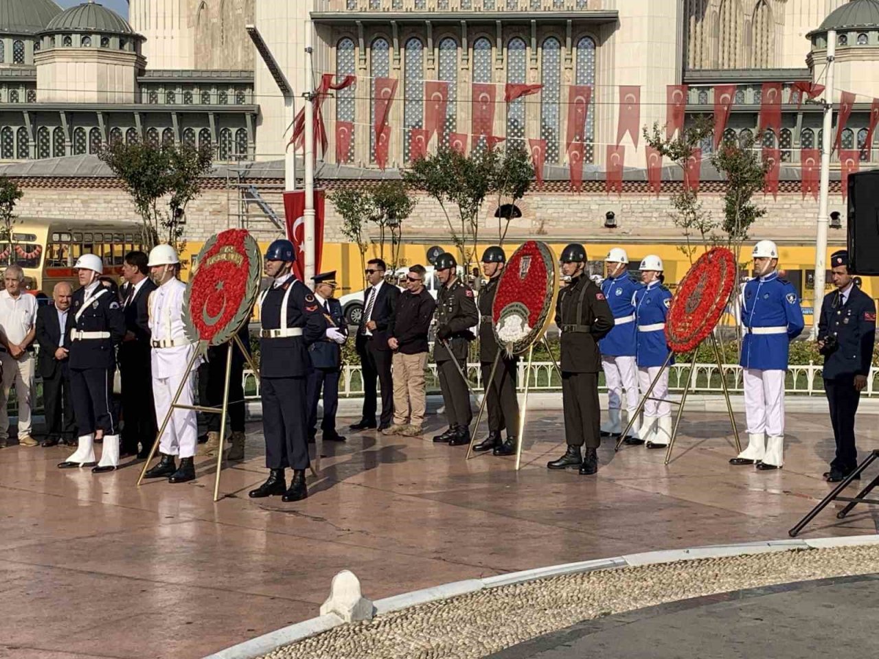 Büyük Zafer’in 101’nci yıl dönümünde Cumhuriyet Anıtı’na çelenk bırakıldı