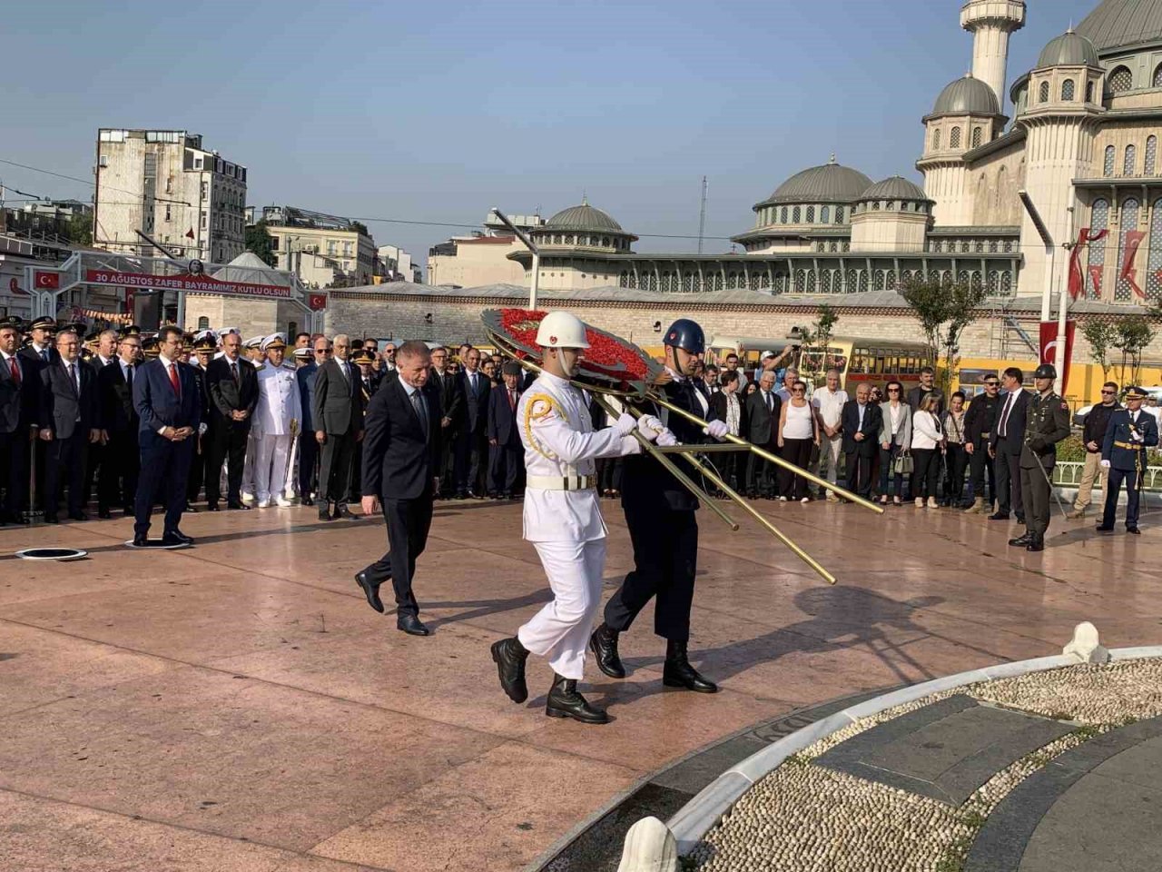 Büyük Zafer’in 101’nci yıl dönümünde Cumhuriyet Anıtı’na çelenk bırakıldı