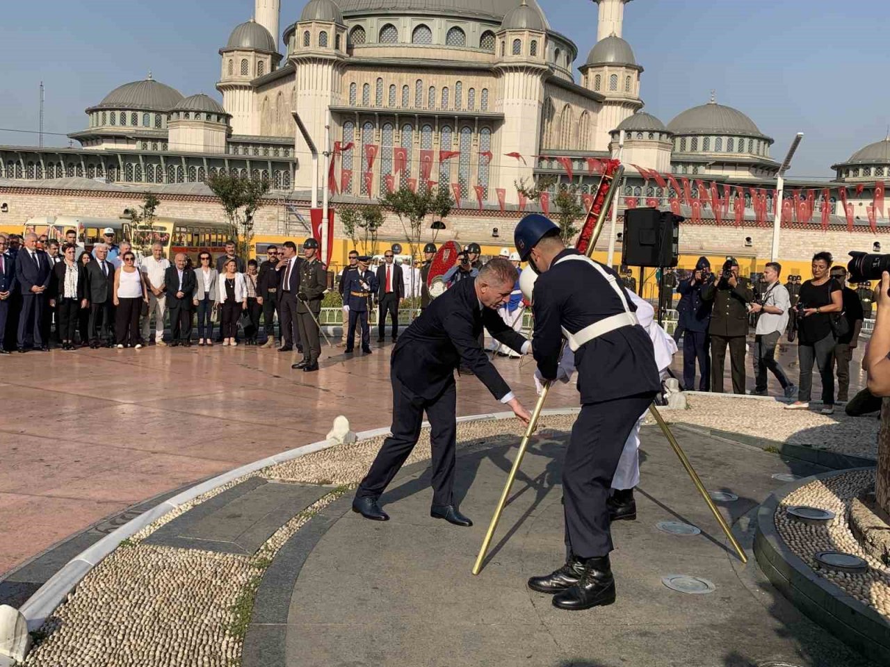 Büyük Zafer’in 101’nci yıl dönümünde Cumhuriyet Anıtı’na çelenk bırakıldı
