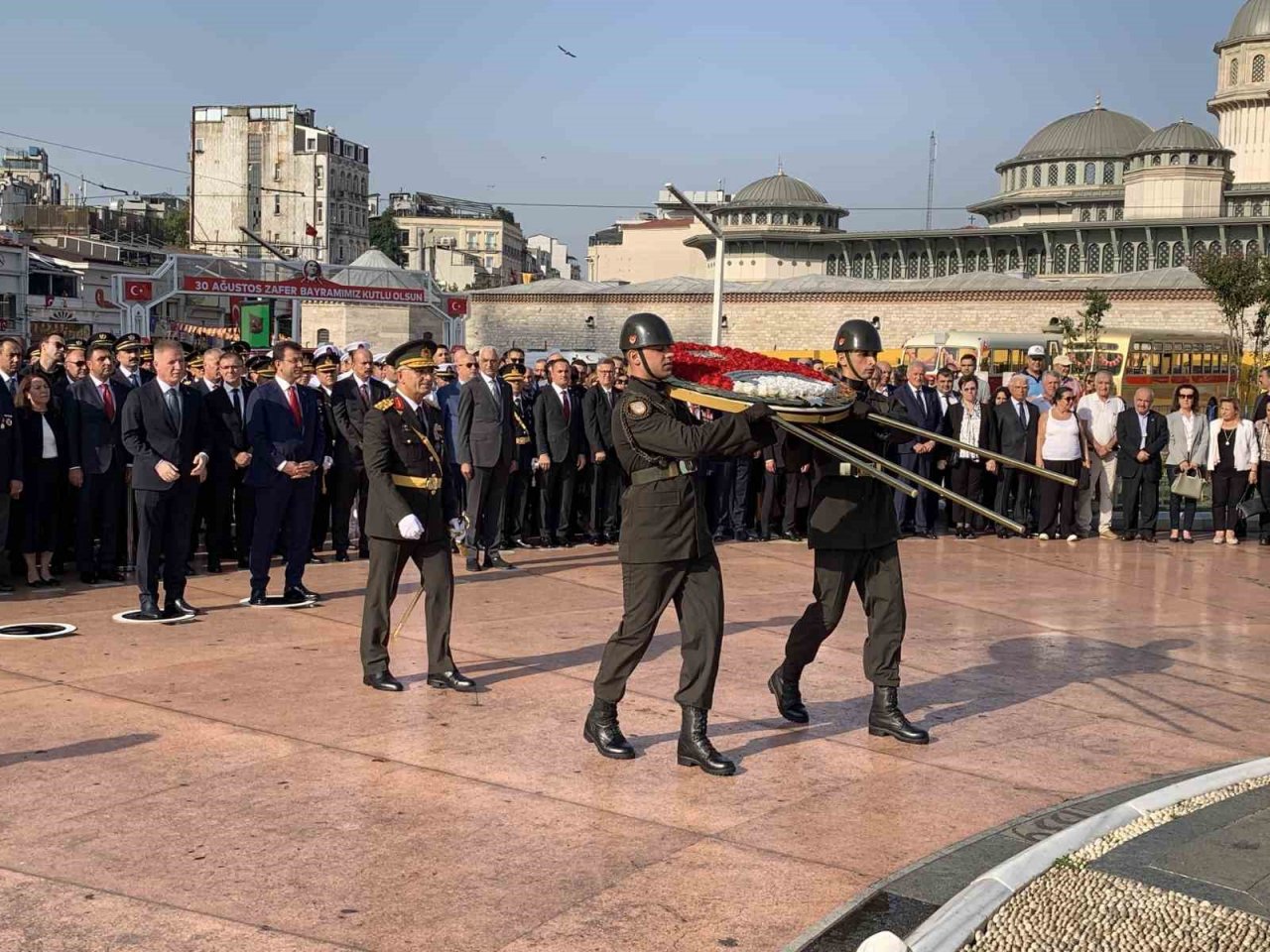 Büyük Zafer’in 101’nci yıl dönümünde Cumhuriyet Anıtı’na çelenk bırakıldı