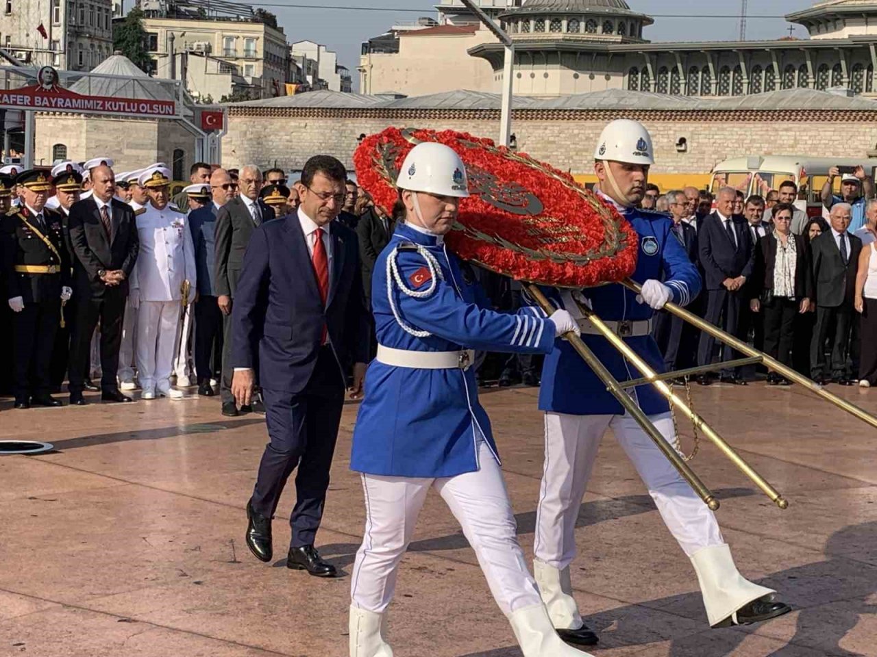 Büyük Zafer’in 101’nci yıl dönümünde Cumhuriyet Anıtı’na çelenk bırakıldı