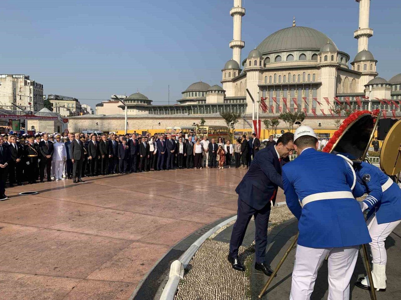 Büyük Zafer’in 101’nci yıl dönümünde Cumhuriyet Anıtı’na çelenk bırakıldı