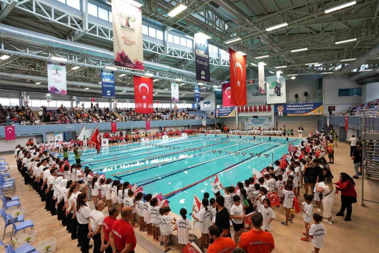 Büyük zaferi, kulaç atarak kutladılar