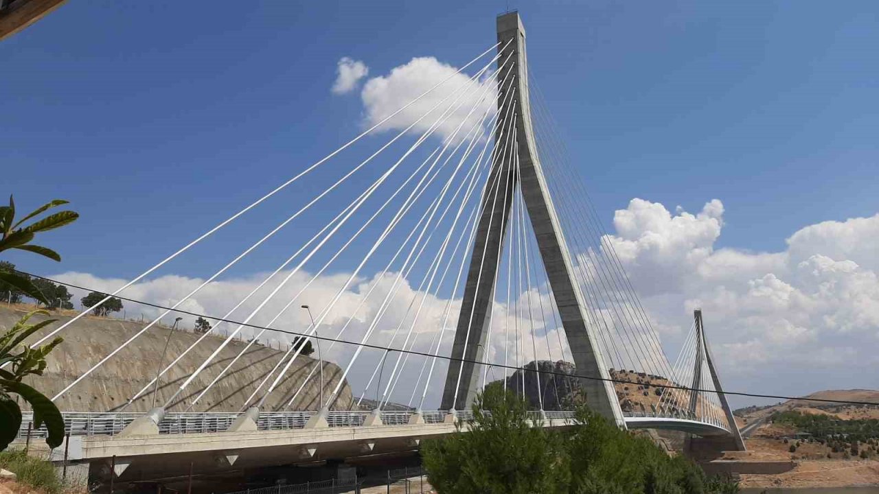 Nissibi Köprüsü’nden deprem sonrası 400 bin araç geçti